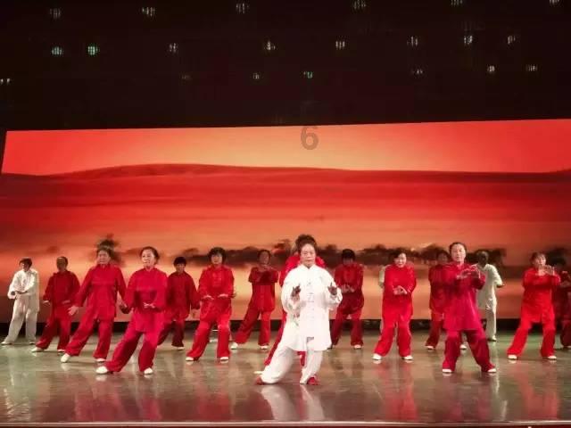 逃离快乐小镇